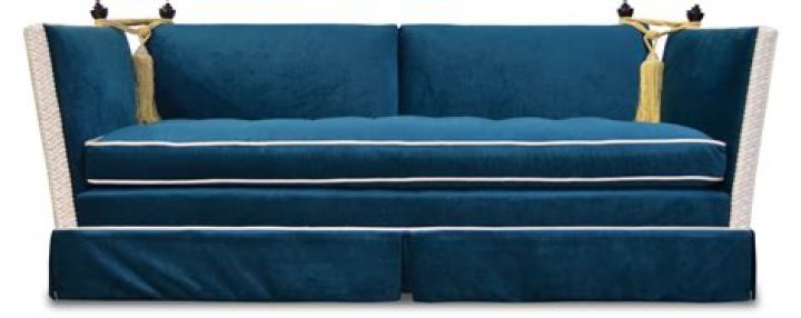 Are sofas with skirts in style