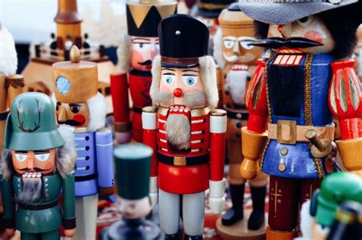 Can nutcrackers be displayed all year