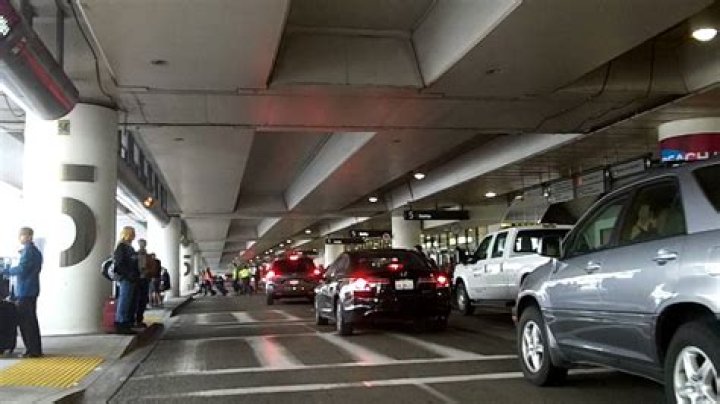 Can taxis pick up curbside at LAX
