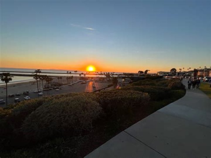 Does Del Mar beach have fire pits