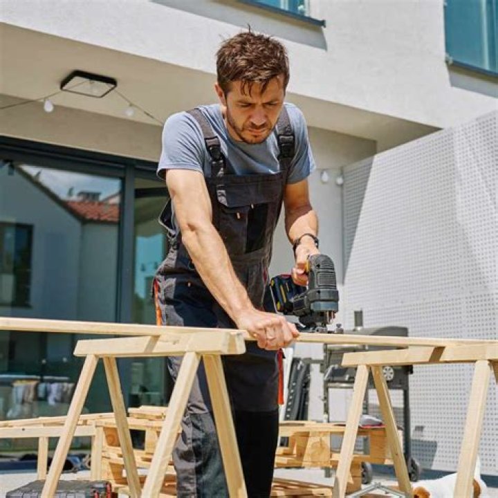 Does Lowes have a saw to cut wood