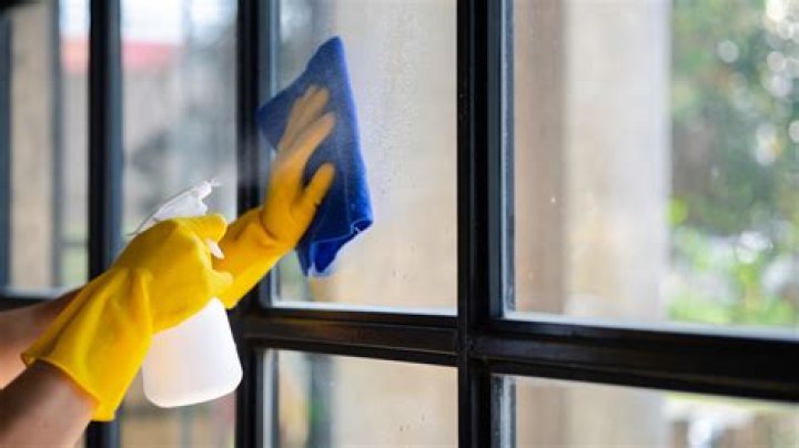 Does rubbing alcohol clean windows