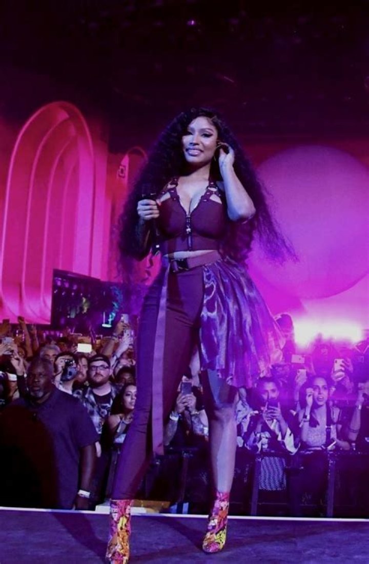 How do you dress like Nicki Minaj