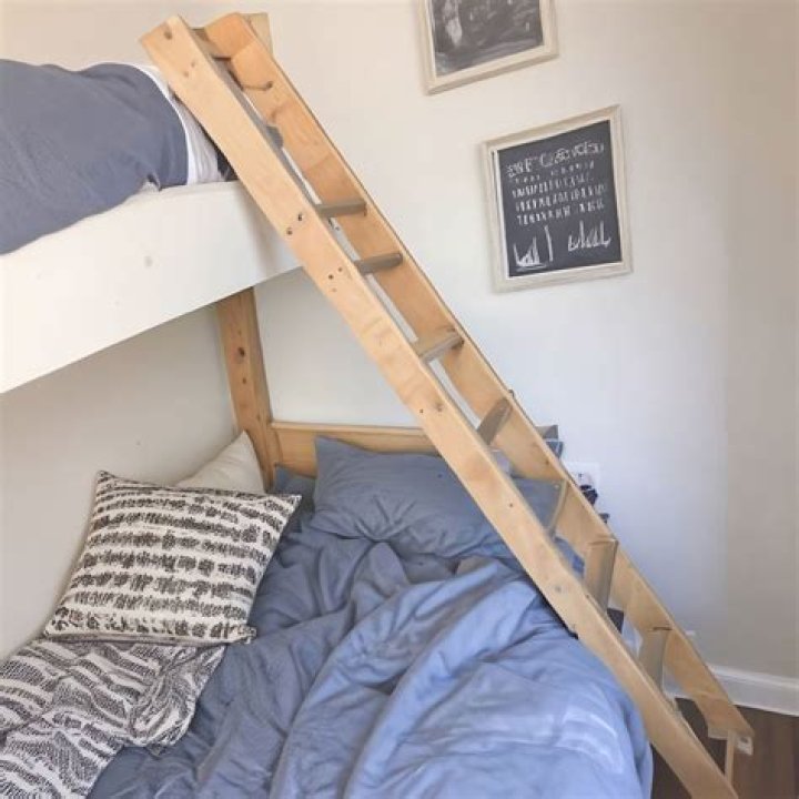 How do you make a bunk bed ladder