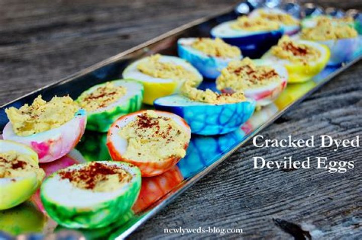 How do you make cracked dyed eggs