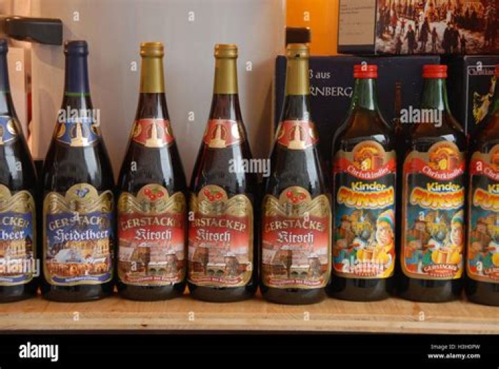 How do you serve Glühwein bottles