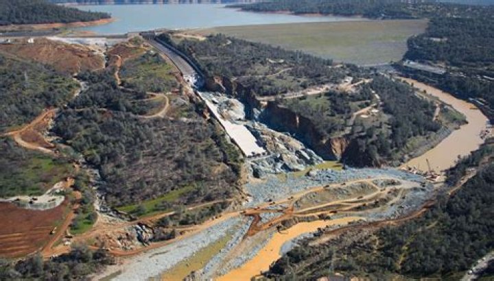 How long is Oroville Dam in miles