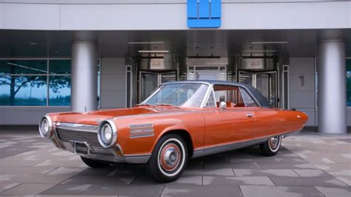 How many cars does Dana Mecum own
