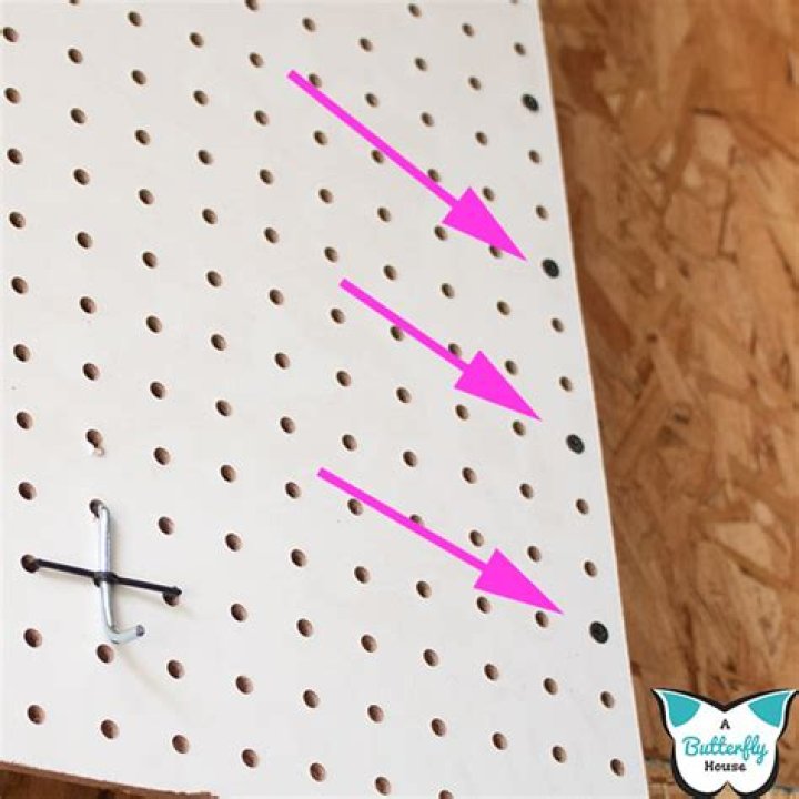 How many pounds can pegboard hold