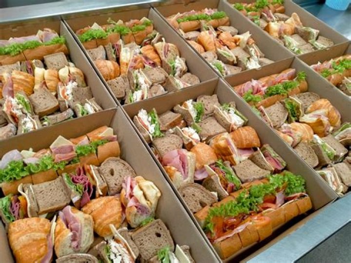 How many sandwiches are in a tray