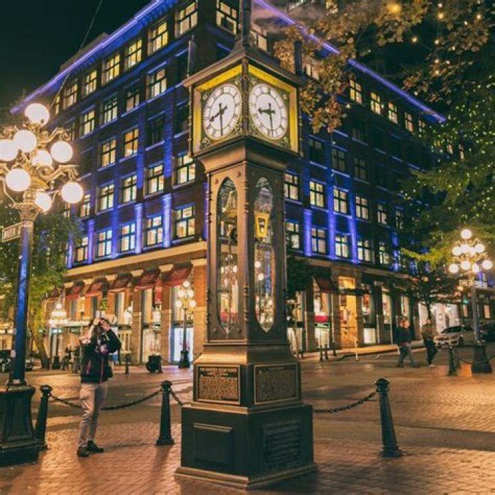 How often does Gastown clock ring