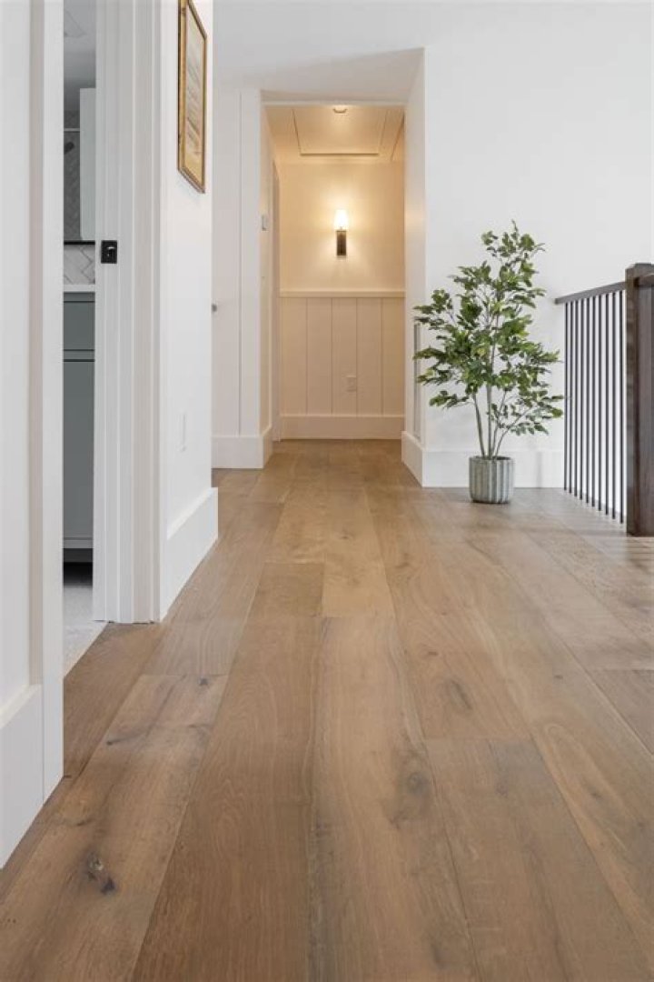 How wide is standard oak flooring