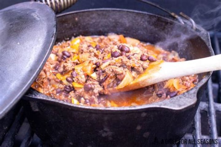 Is it OK to cook chili in cast iron
