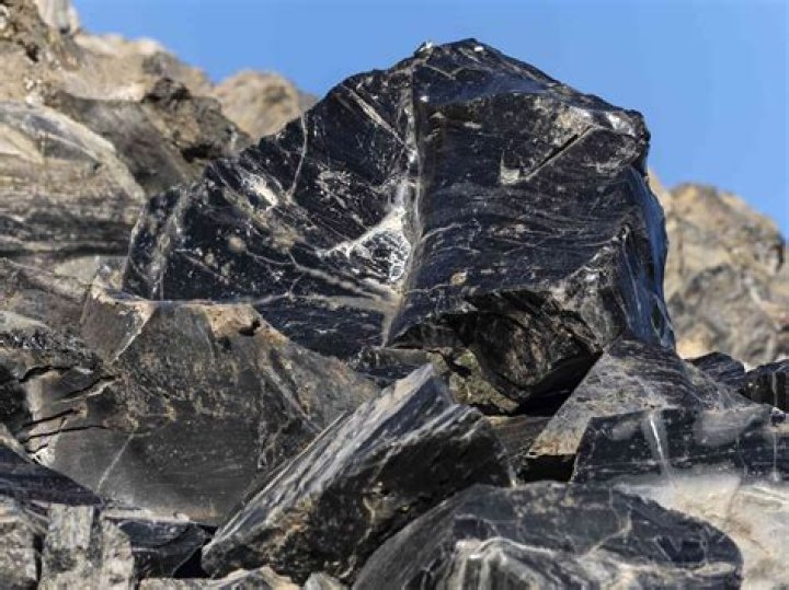 Is Obsidian coarse or fine grained