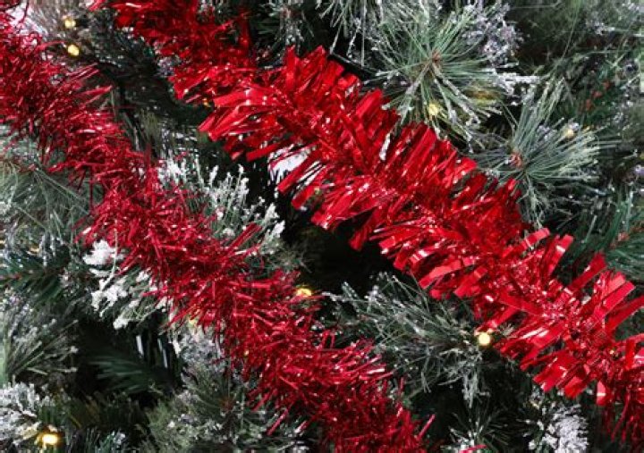 Is tinsel garland out of style