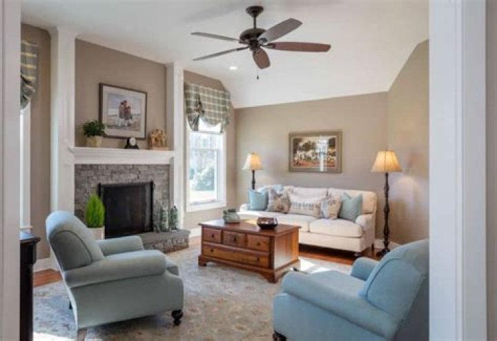 What colors go well with taupe walls