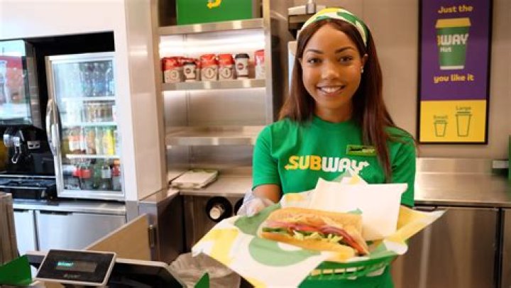 What do Subway employees wear