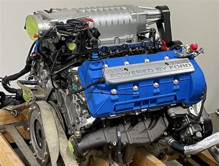 What engine is in a Ford 2000