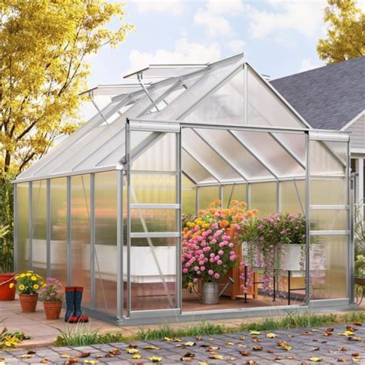 What is a good size greenhouse