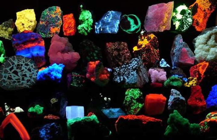 What makes fluorescent rocks glow