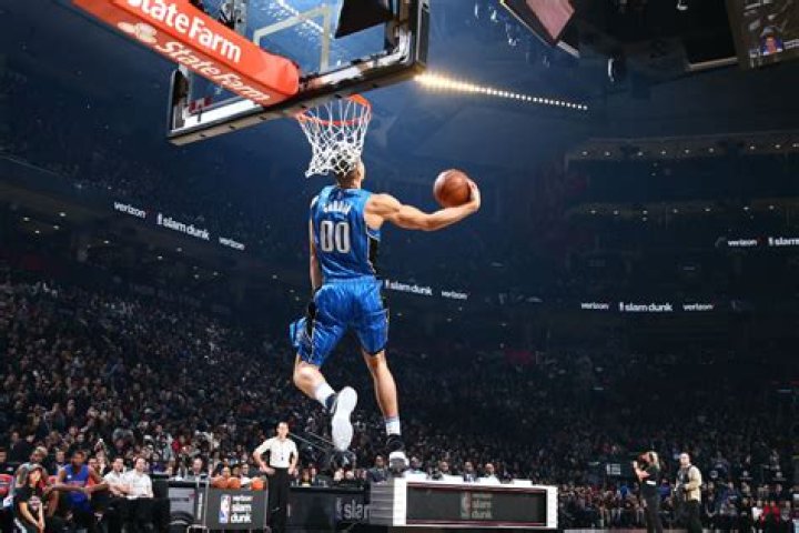 Who won the NBA 2017 Dunk Contest